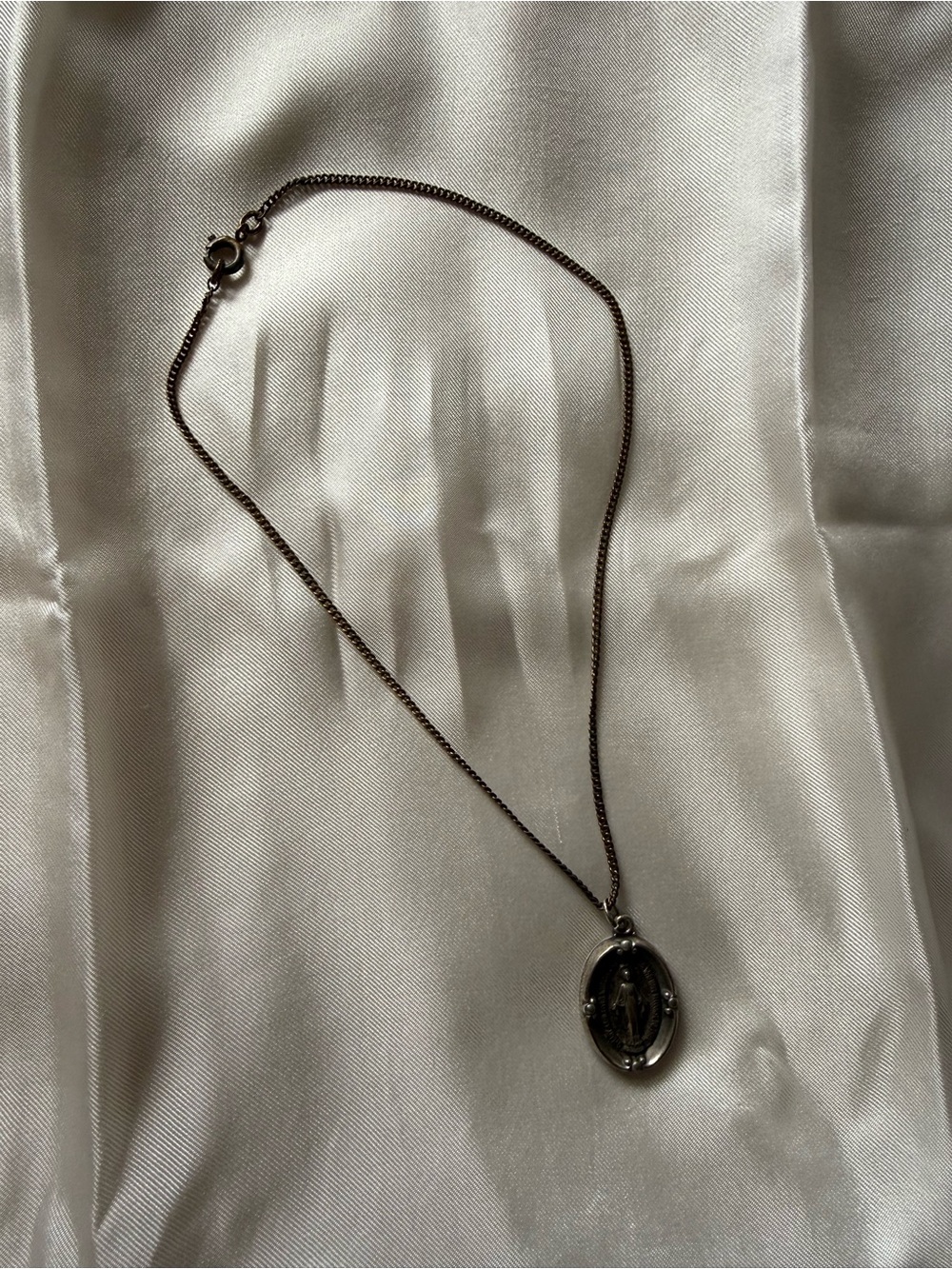 Delicate Silver Oval Pendant Necklace - Classic Women's Jewelry